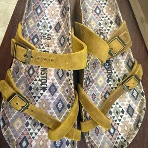 New never worn Birkenstock Women's mustard yellow Sandals